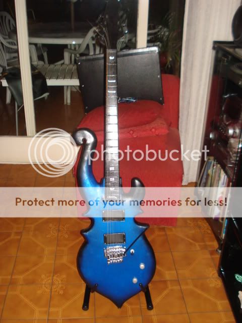 Guitarra hecha en telgopor y materiales varios Guitarra hecha en telgopor y materiales varios